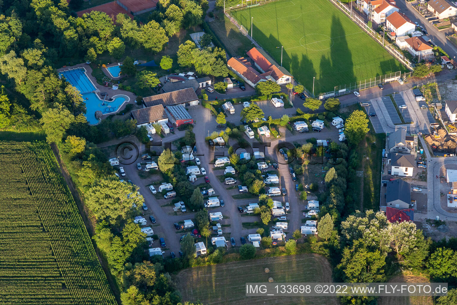 Vue aérienne de Camping dans le Klingbachtal à le quartier Ingenheim in Billigheim-Ingenheim dans le département Rhénanie-Palatinat, Allemagne
