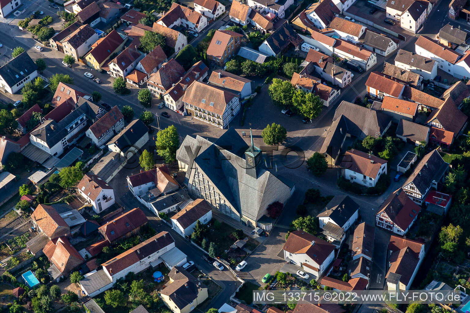 Vue aérienne de Église Sainte-Gertrude Leimersheim à Leimersheim dans le département Rhénanie-Palatinat, Allemagne