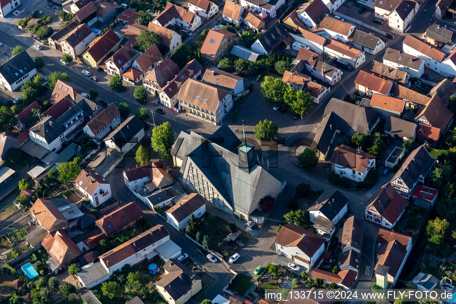 Vue aérienne de Église Sainte-Gertrude Leimersheim à Leimersheim dans le département Rhénanie-Palatinat, Allemagne