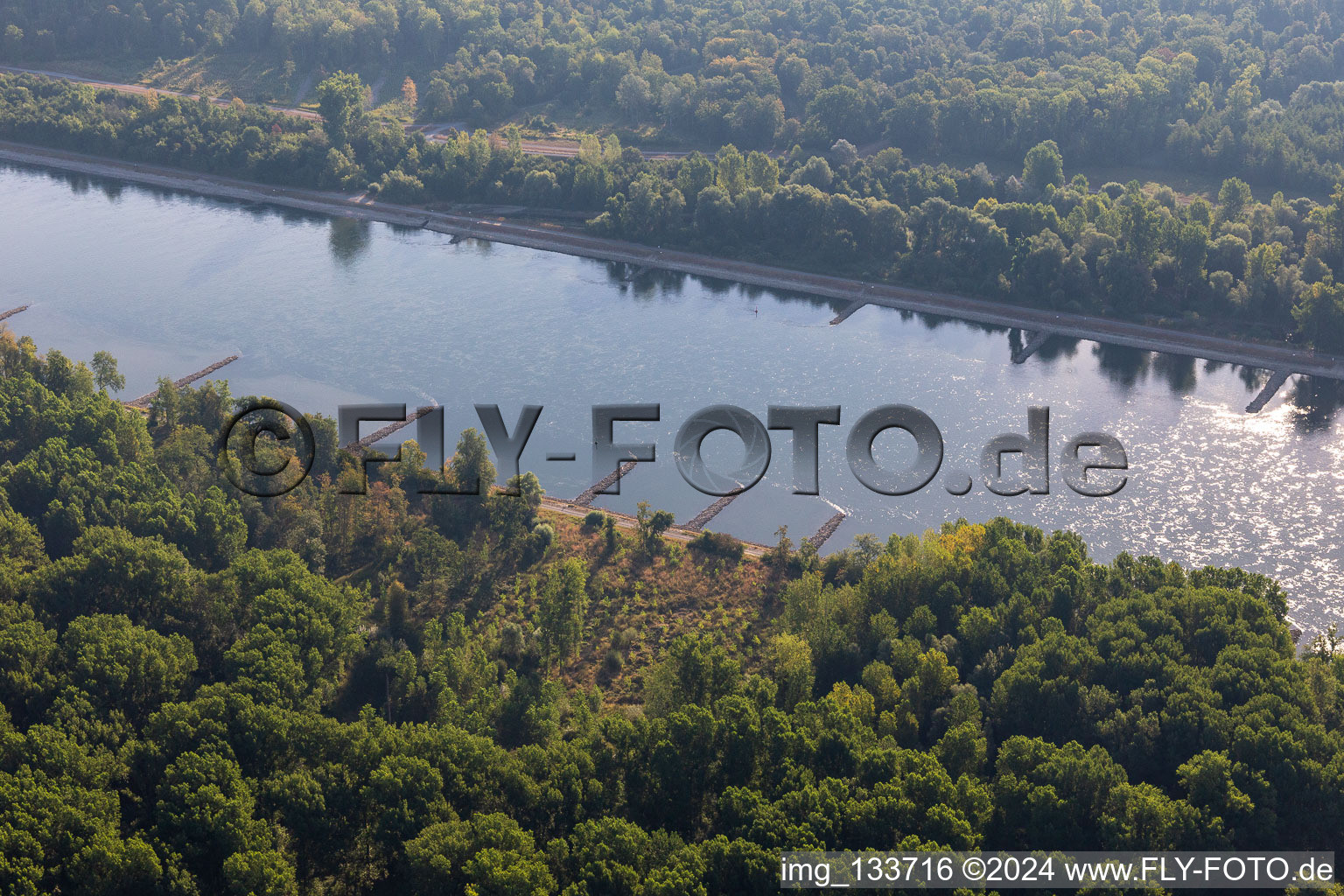 Vue aérienne de Épis secs dans le Rhin à marée basse à Leimersheim dans le département Rhénanie-Palatinat, Allemagne