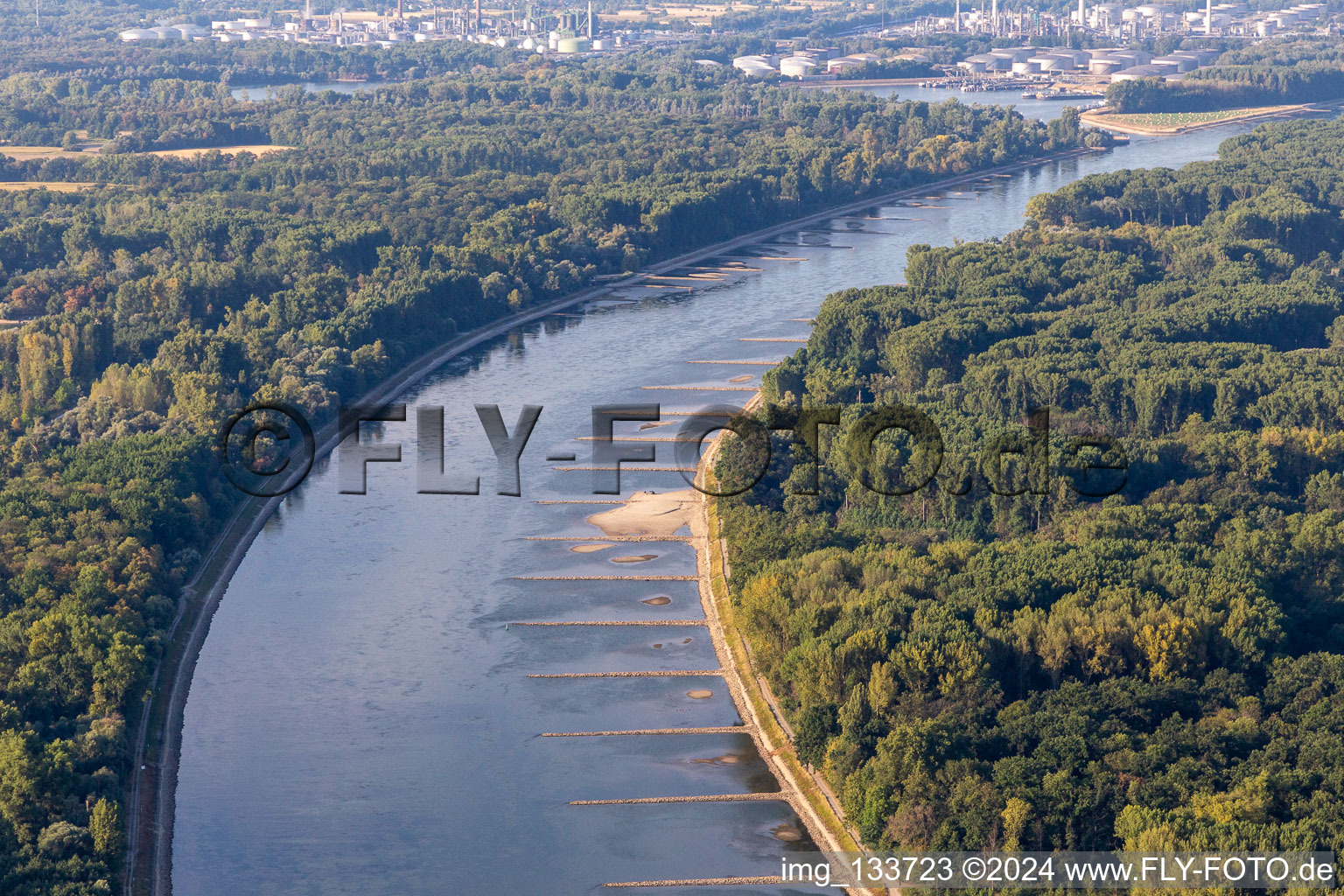 Vue aérienne de Épis et bancs de sable asséchés dans le Rhin en raison des basses eaux à Neupotz dans le département Rhénanie-Palatinat, Allemagne