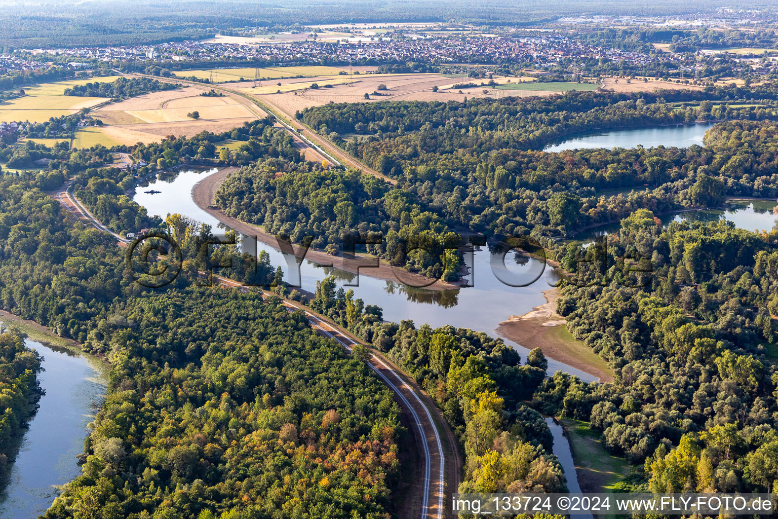 Vue aérienne de Vieux Rhin à marée basse à le quartier Leopoldshafen in Eggenstein-Leopoldshafen dans le département Bade-Wurtemberg, Allemagne