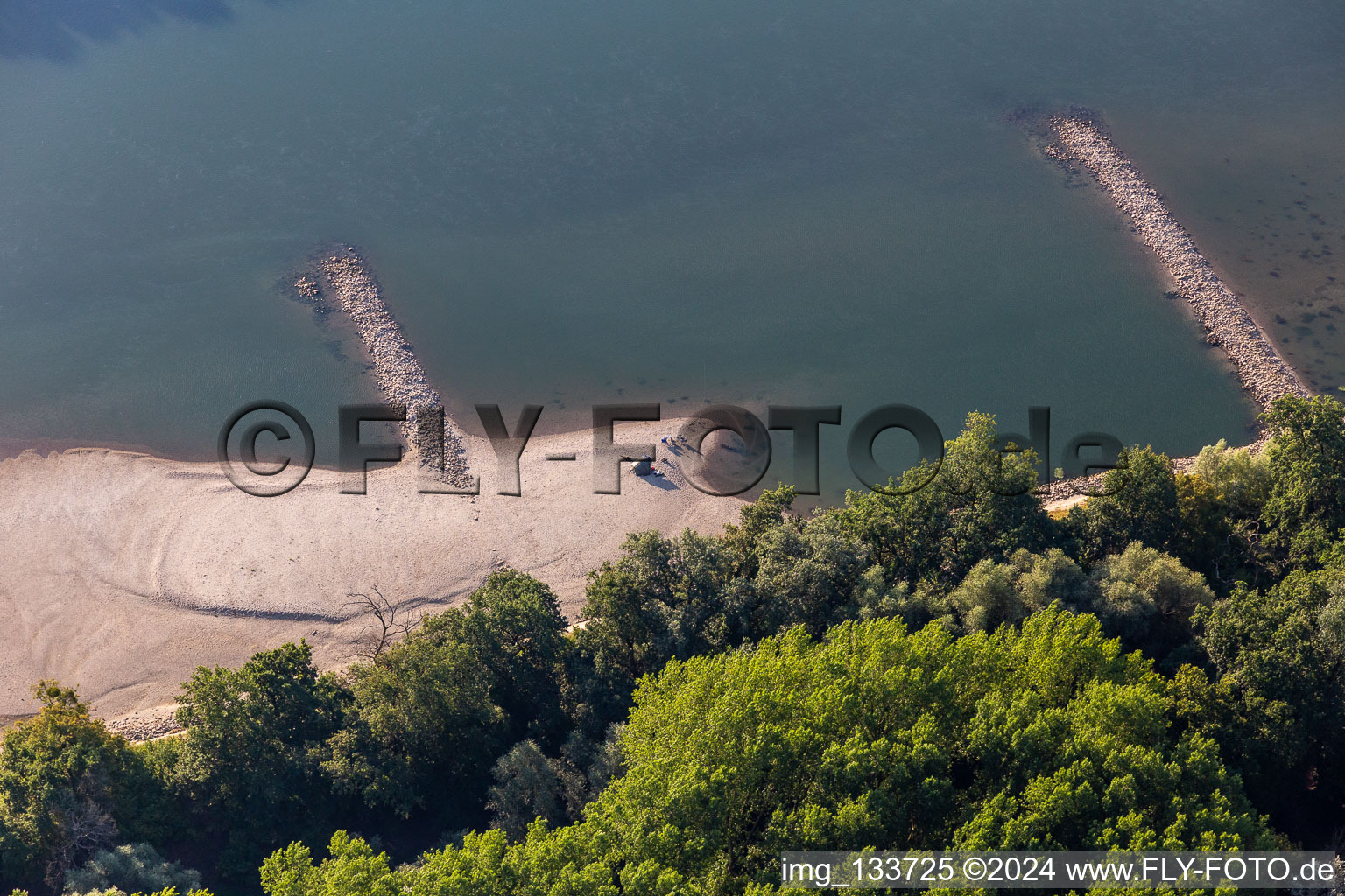 Vue aérienne de Épis et bancs de sable asséchés dans le Rhin en raison des basses eaux à Neupotz dans le département Rhénanie-Palatinat, Allemagne