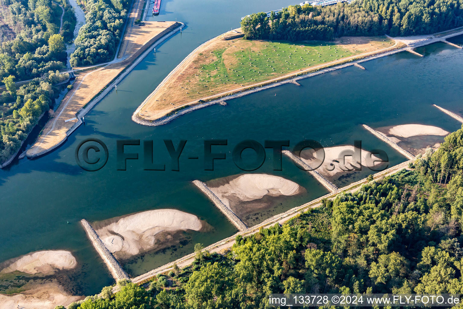 Vue aérienne de Épis et bancs de sable dans le Rhin près du port pétrolier de Karlsruhe, asséchés en raison du faible niveau d'eau à Neupotz dans le département Rhénanie-Palatinat, Allemagne