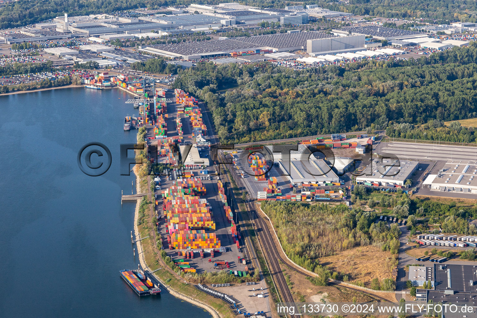 Vue aérienne de Contargo Wörth-Karlsruhe GmbH dans le port à conteneurs à Wörth am Rhein dans le département Rhénanie-Palatinat, Allemagne