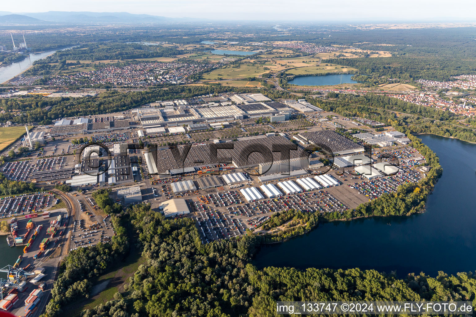 Vue aérienne de Daimler Truck AG, usine Mercedes-Benz à Wörth à Wörth am Rhein dans le département Rhénanie-Palatinat, Allemagne