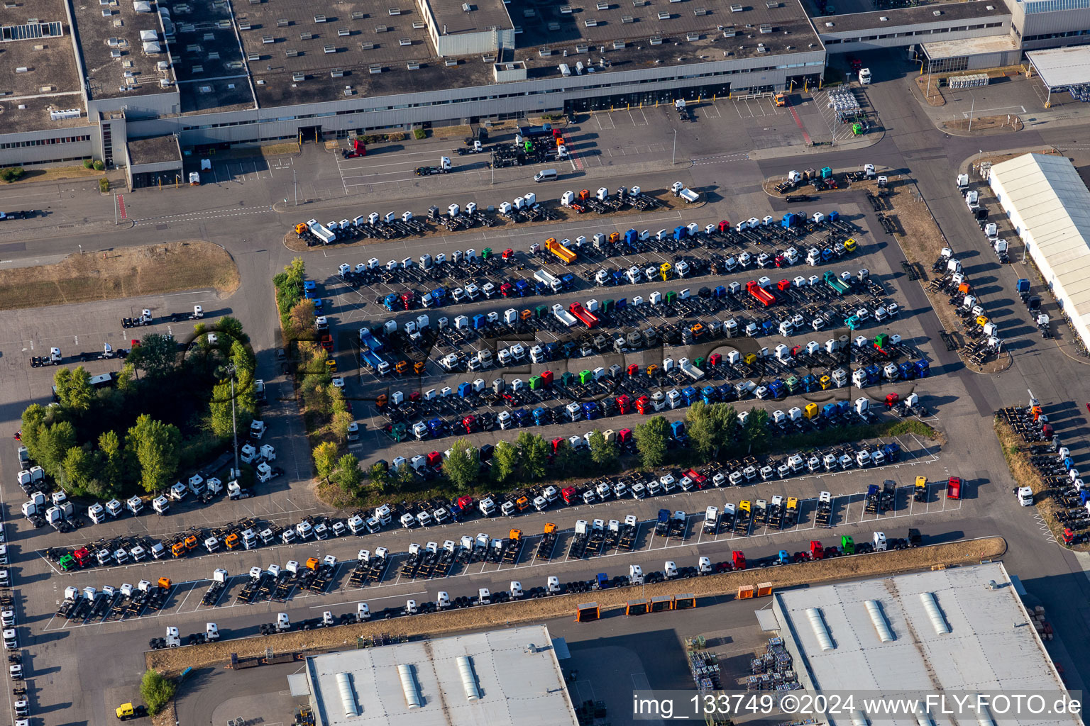 Vue aérienne de Nouveaux camions garés dans l'usine Mercedes-Benz Wörth de Daimler Truck AG à le quartier Maximiliansau in Wörth am Rhein dans le département Rhénanie-Palatinat, Allemagne