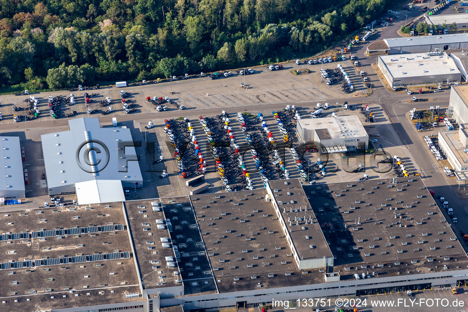 Vue aérienne de Nouveaux camions garés dans l'usine Mercedes-Benz Wörth de Daimler Truck AG à le quartier Maximiliansau in Wörth am Rhein dans le département Rhénanie-Palatinat, Allemagne