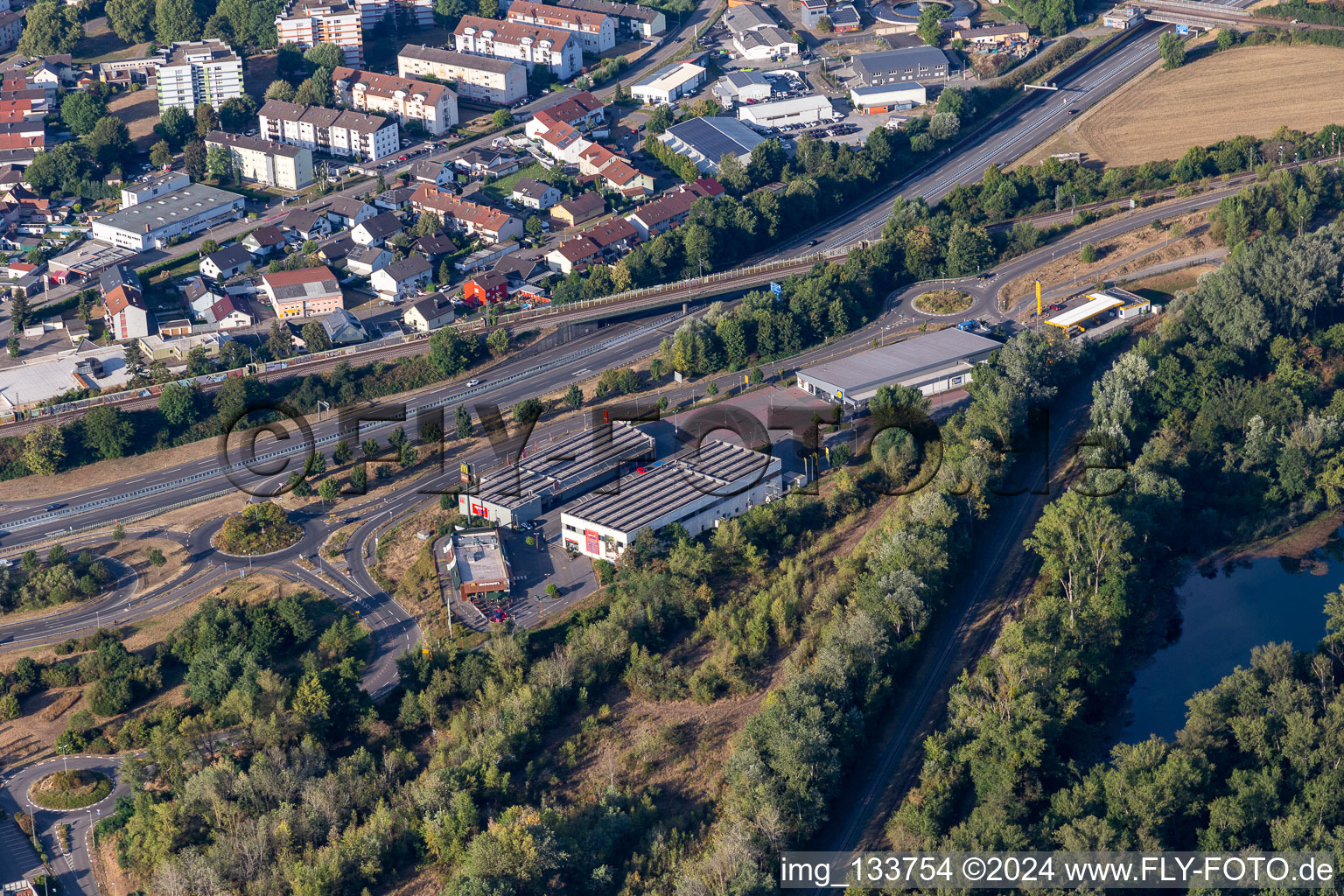 Vue aérienne de Maximiliancenter Maxau avec McDonald's, dm-drogerie markt et Lidl à le quartier Maximiliansau in Wörth am Rhein dans le département Rhénanie-Palatinat, Allemagne