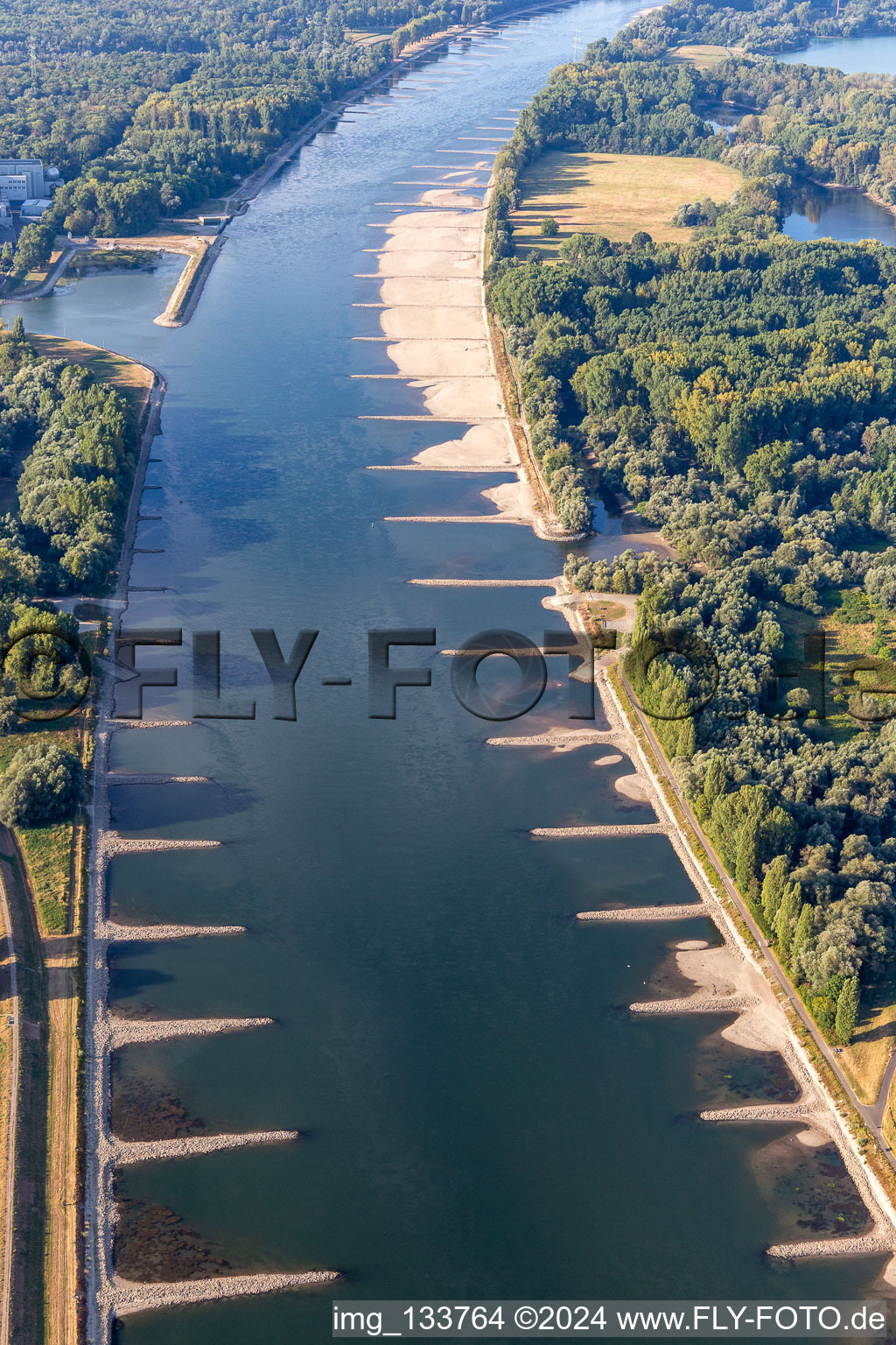 Vue aérienne de Épis et bancs de sable asséchés dans le Rhin en raison des basses eaux à le quartier Maximiliansau in Wörth am Rhein dans le département Rhénanie-Palatinat, Allemagne