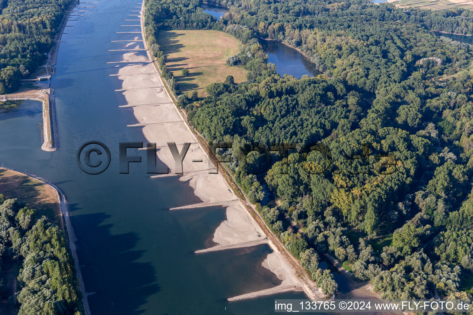 Vue aérienne de Épis et bancs de sable asséchés dans le Rhin en raison des basses eaux à le quartier Maximiliansau in Wörth am Rhein dans le département Rhénanie-Palatinat, Allemagne