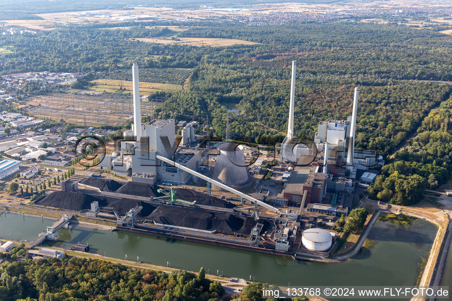 Vue aérienne de La centrale à vapeur du port rhénan d'EnBW est étranglée en raison du faible niveau des eaux du Rhin à le quartier Daxlanden in Karlsruhe dans le département Bade-Wurtemberg, Allemagne