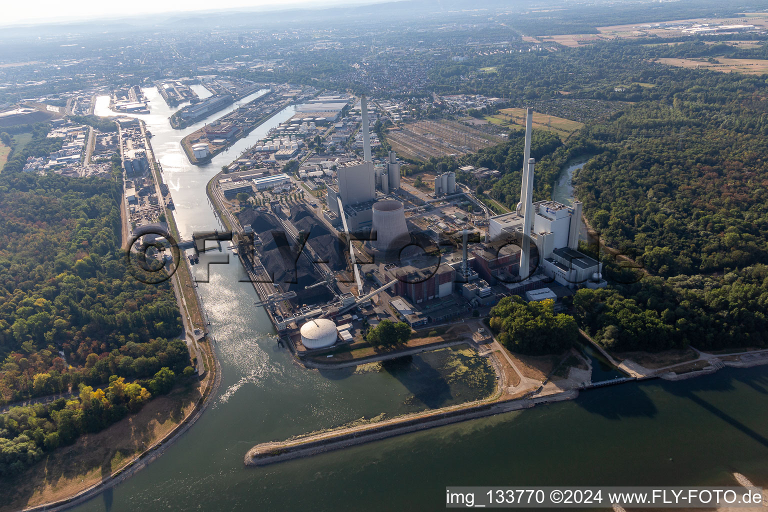 Vue aérienne de La centrale à vapeur du port rhénan d'EnBW est étranglée en raison du faible niveau des eaux du Rhin à le quartier Daxlanden in Karlsruhe dans le département Bade-Wurtemberg, Allemagne