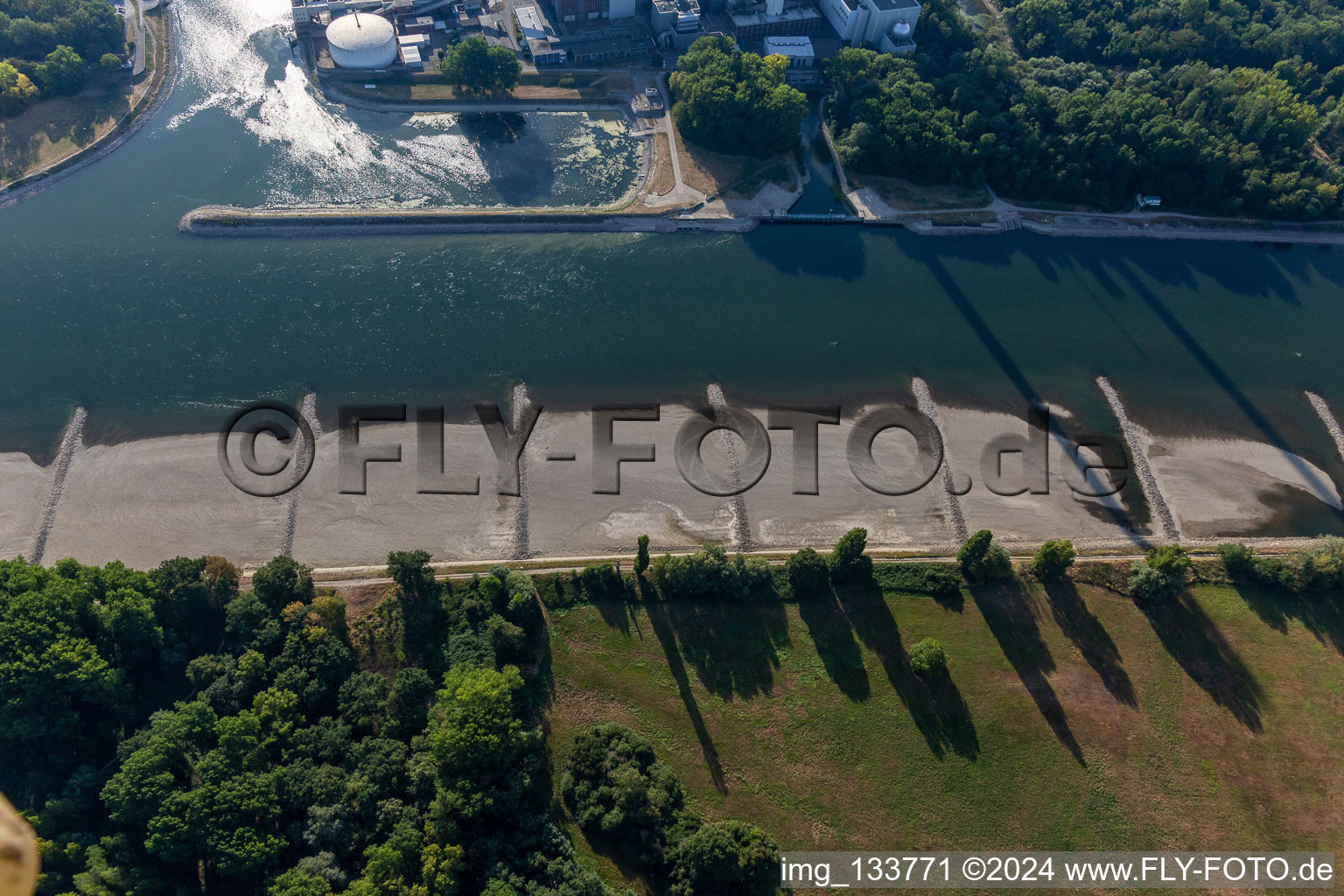 Vue oblique de Épis et bancs de sable asséchés dans le Rhin en raison des basses eaux à le quartier Maximiliansau in Wörth am Rhein dans le département Rhénanie-Palatinat, Allemagne