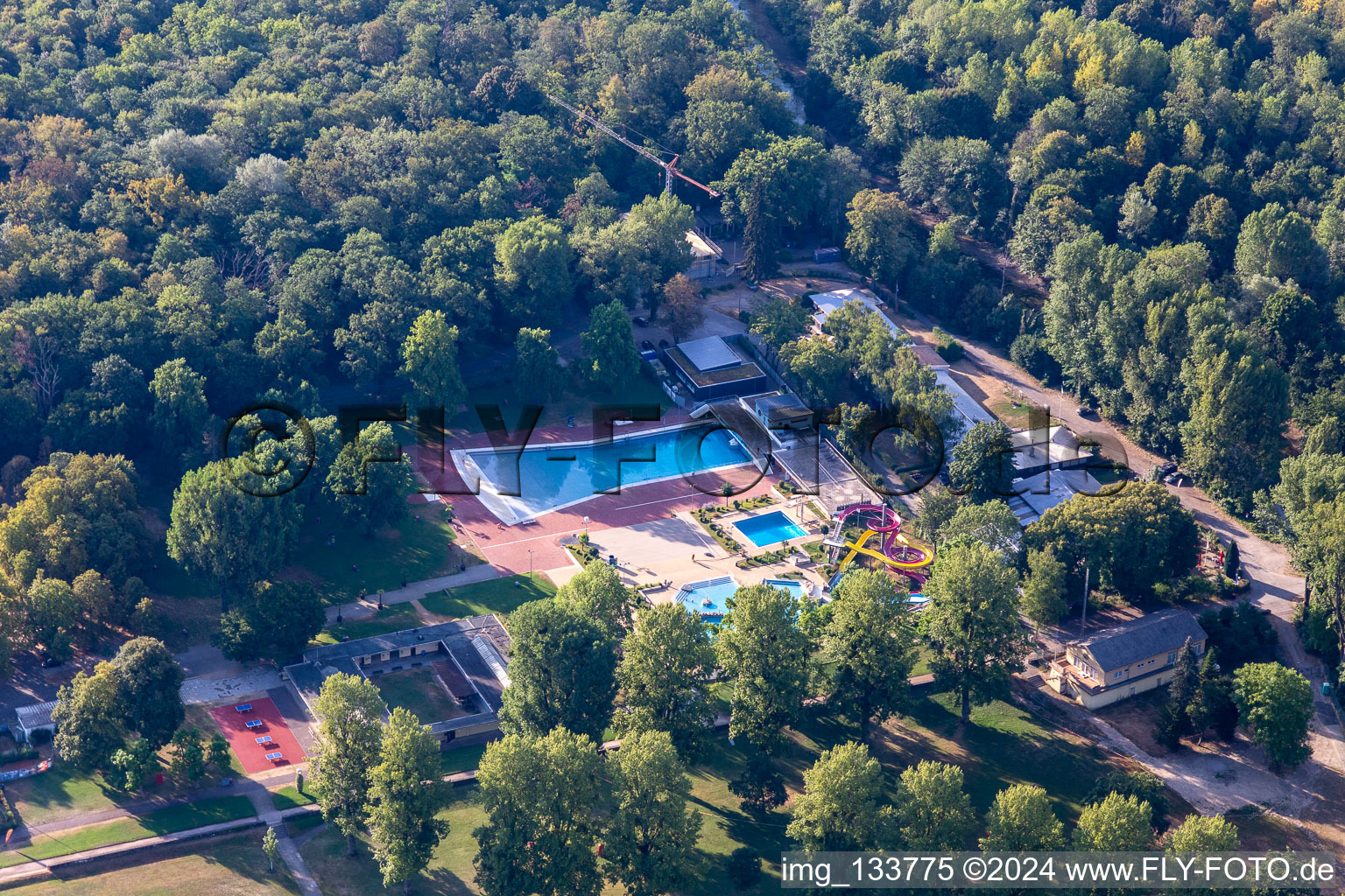 Vue oblique de Rheinstrandbad Rappenwört à le quartier Daxlanden in Karlsruhe dans le département Bade-Wurtemberg, Allemagne