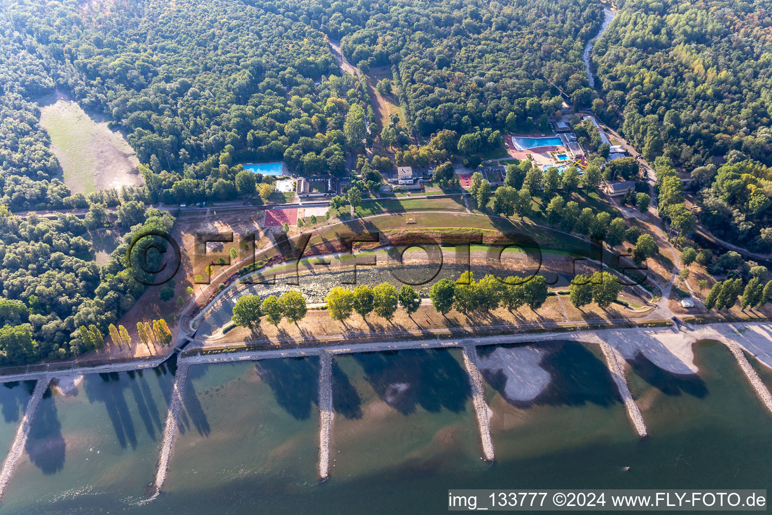 Rheinstrandbad Rappenwört à le quartier Daxlanden in Karlsruhe dans le département Bade-Wurtemberg, Allemagne hors des airs