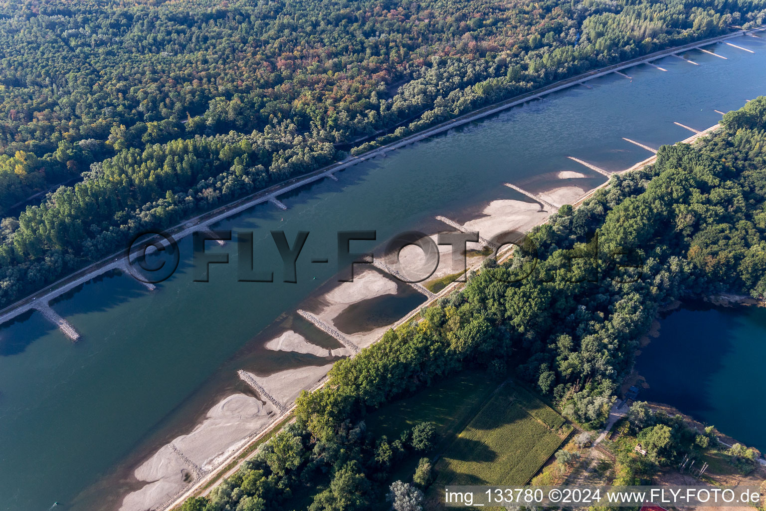 Vue aérienne de Épis et bancs de sable asséchés dans le Rhin en raison des basses eaux à Hagenbach dans le département Rhénanie-Palatinat, Allemagne