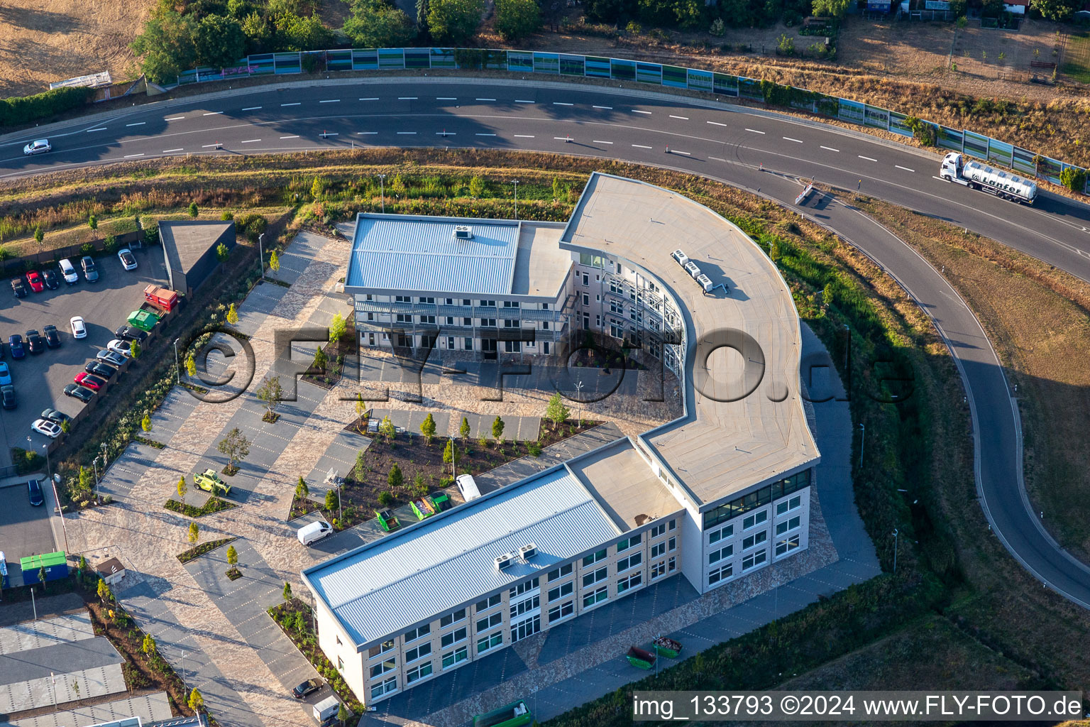 Vue aérienne de Nouveau bâtiment commercial sur la Hermann-Staudinger-Straße à le quartier Queichheim in Landau in der Pfalz dans le département Rhénanie-Palatinat, Allemagne