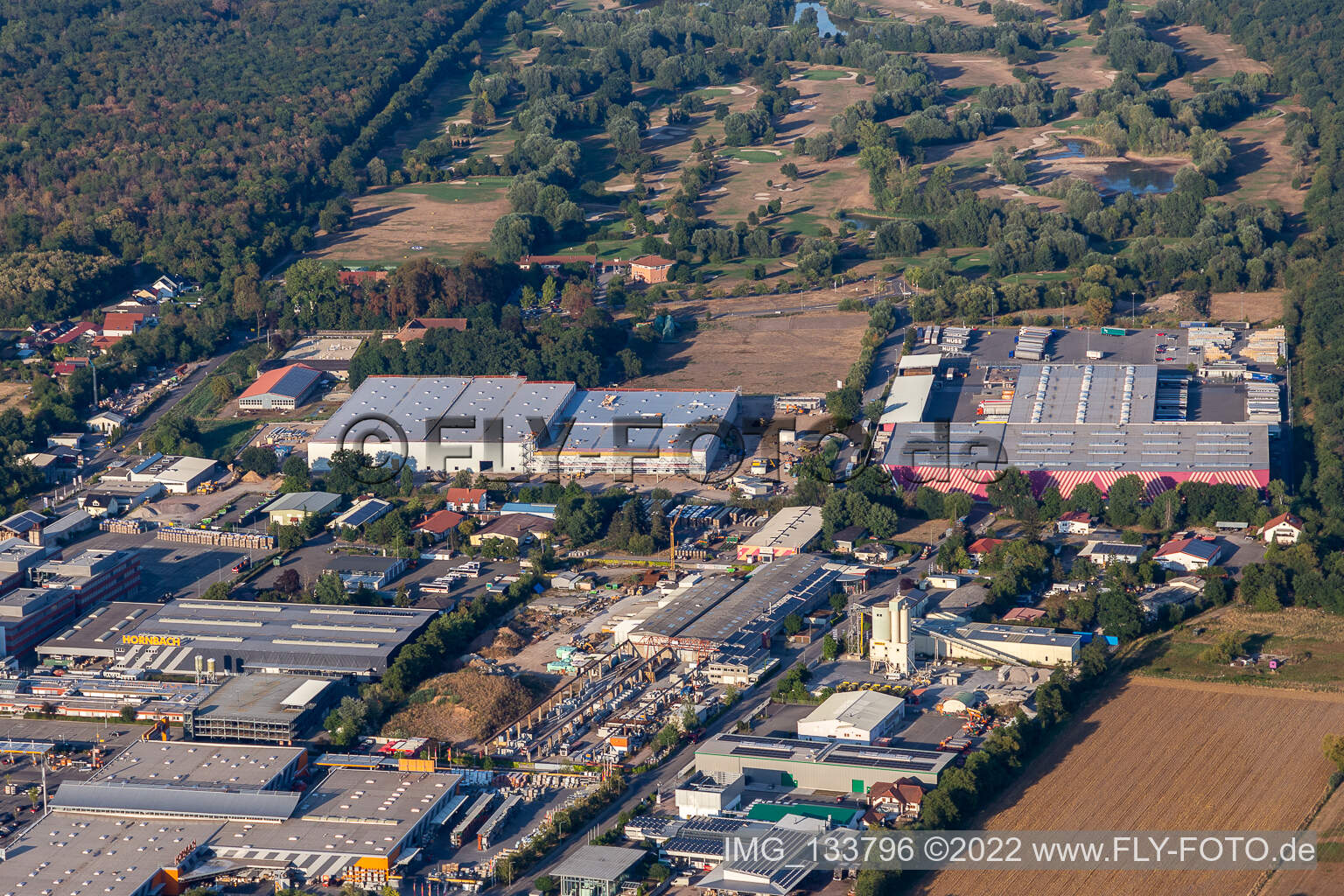 Vue aérienne de Nouveau bâtiment au centre logistique de Hornbach Essingen à le quartier Dreihof in Essingen dans le département Rhénanie-Palatinat, Allemagne