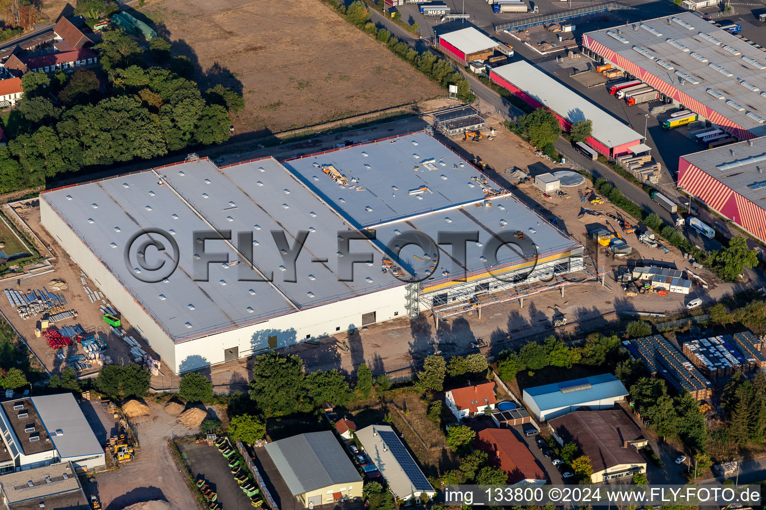 Vue aérienne de Nouveau bâtiment au centre logistique de Hornbach Essingen à le quartier Dreihof in Essingen dans le département Rhénanie-Palatinat, Allemagne