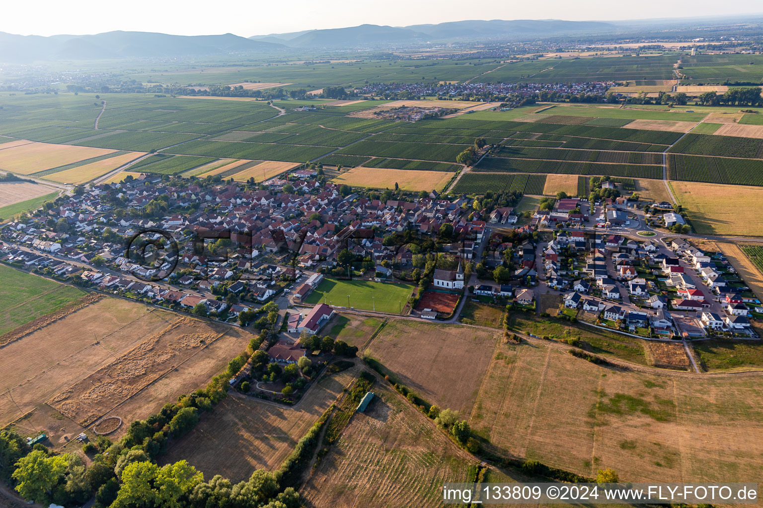 Altdorf dans le département Rhénanie-Palatinat, Allemagne d'un drone