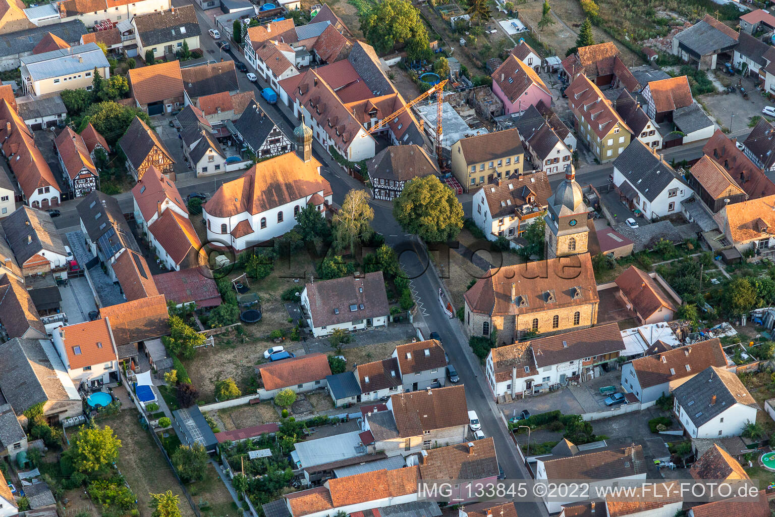 Vue aérienne de Église évangélique d'Oberlustadt, Église des Apôtres - Paroisse protégée Lustadt à Lustadt dans le département Rhénanie-Palatinat, Allemagne
