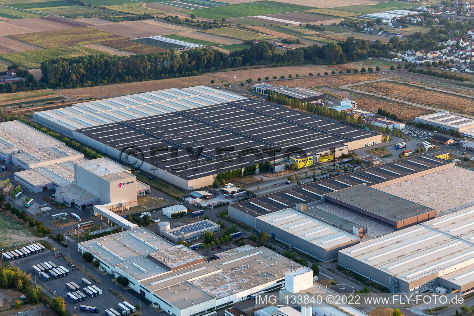 Vue aérienne de Centre logistique Mercedes-Benz à Interpark à Offenbach an der Queich dans le département Rhénanie-Palatinat, Allemagne