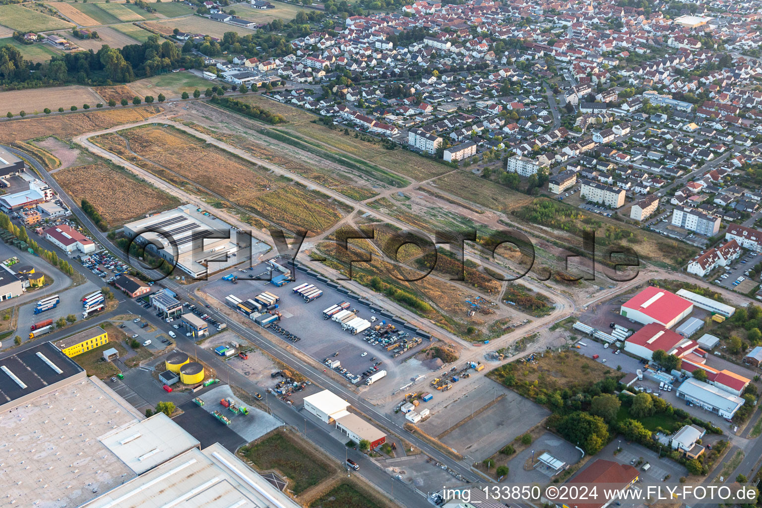 Vue aérienne de Zone d'agrandissement de la zone commerciale Interpark à le quartier Offenbach in Offenbach an der Queich dans le département Rhénanie-Palatinat, Allemagne