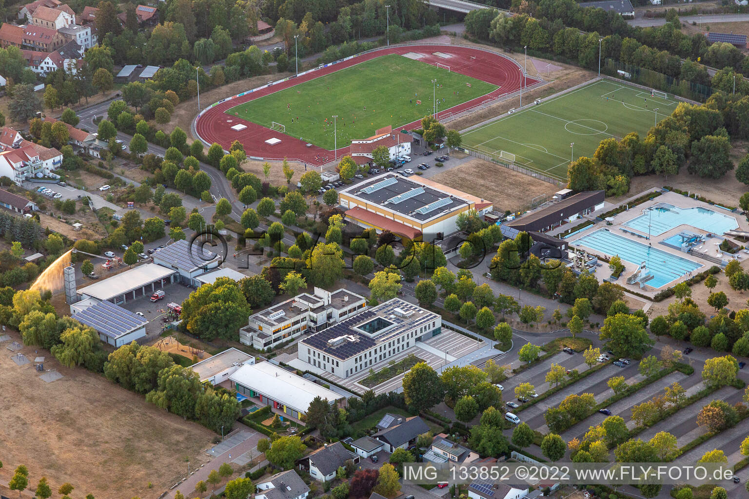 Vue aérienne de Stade Queichtal, Queichtalhalle, Queichtalbad à le quartier Offenbach in Offenbach an der Queich dans le département Rhénanie-Palatinat, Allemagne