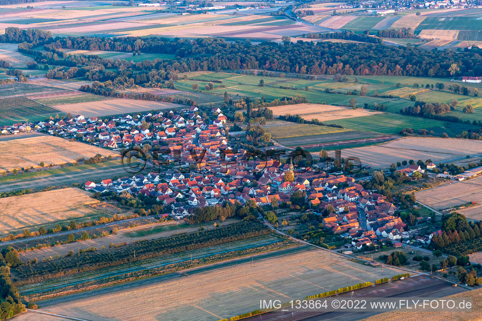 Vue d'oiseau de Erlenbach bei Kandel dans le département Rhénanie-Palatinat, Allemagne