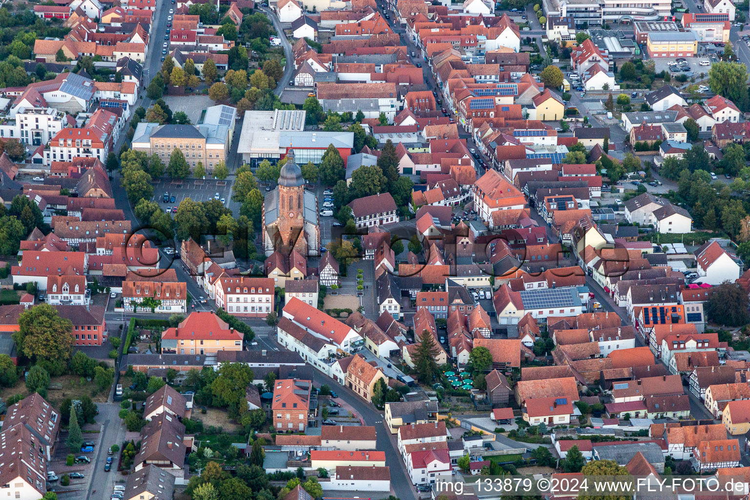 Vue aérienne de Place du marché, église Saint-Georges à Kandel dans le département Rhénanie-Palatinat, Allemagne