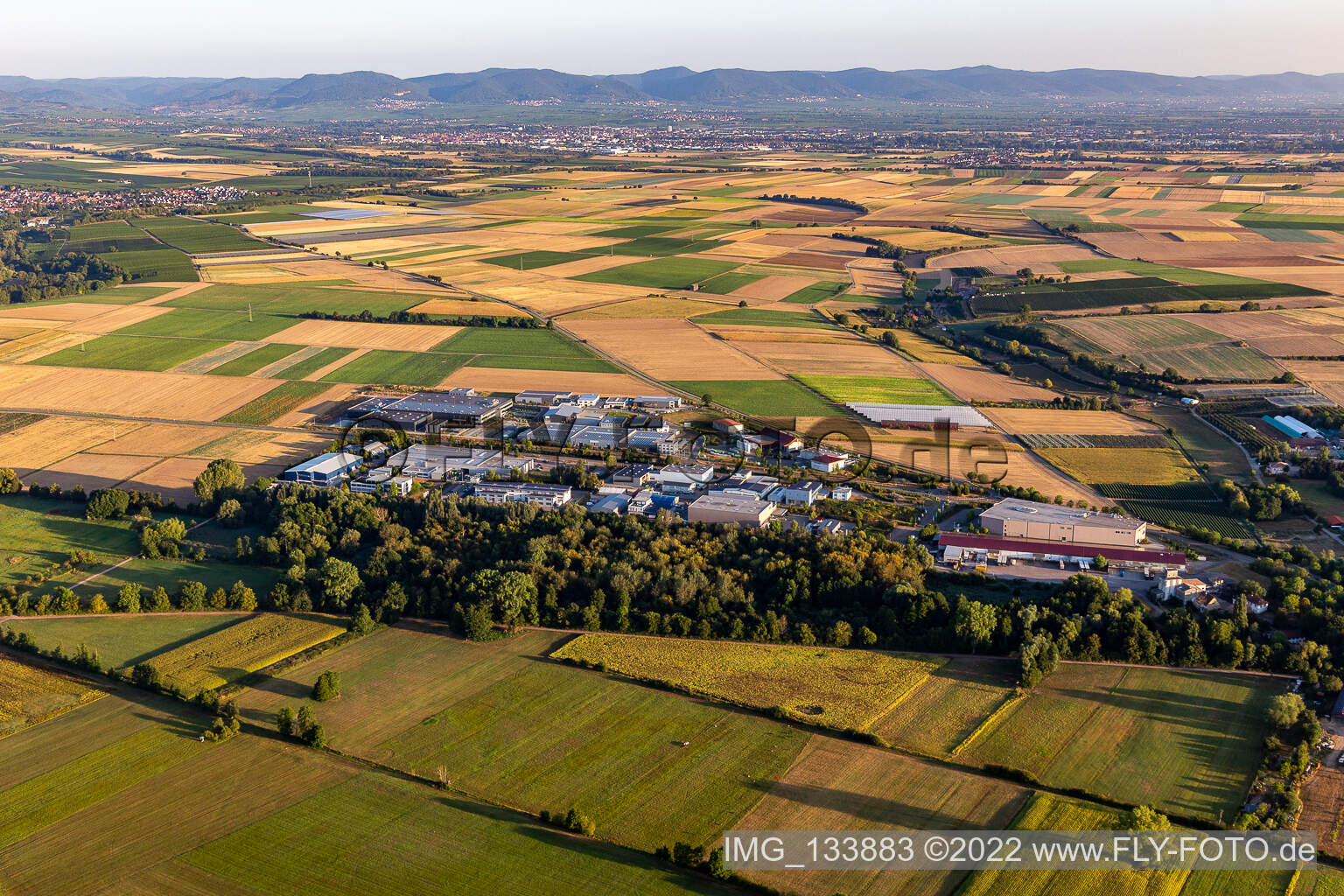 Vue oblique de Parc industriel de l'Ouest à le quartier Herxheim in Herxheim bei Landau dans le département Rhénanie-Palatinat, Allemagne