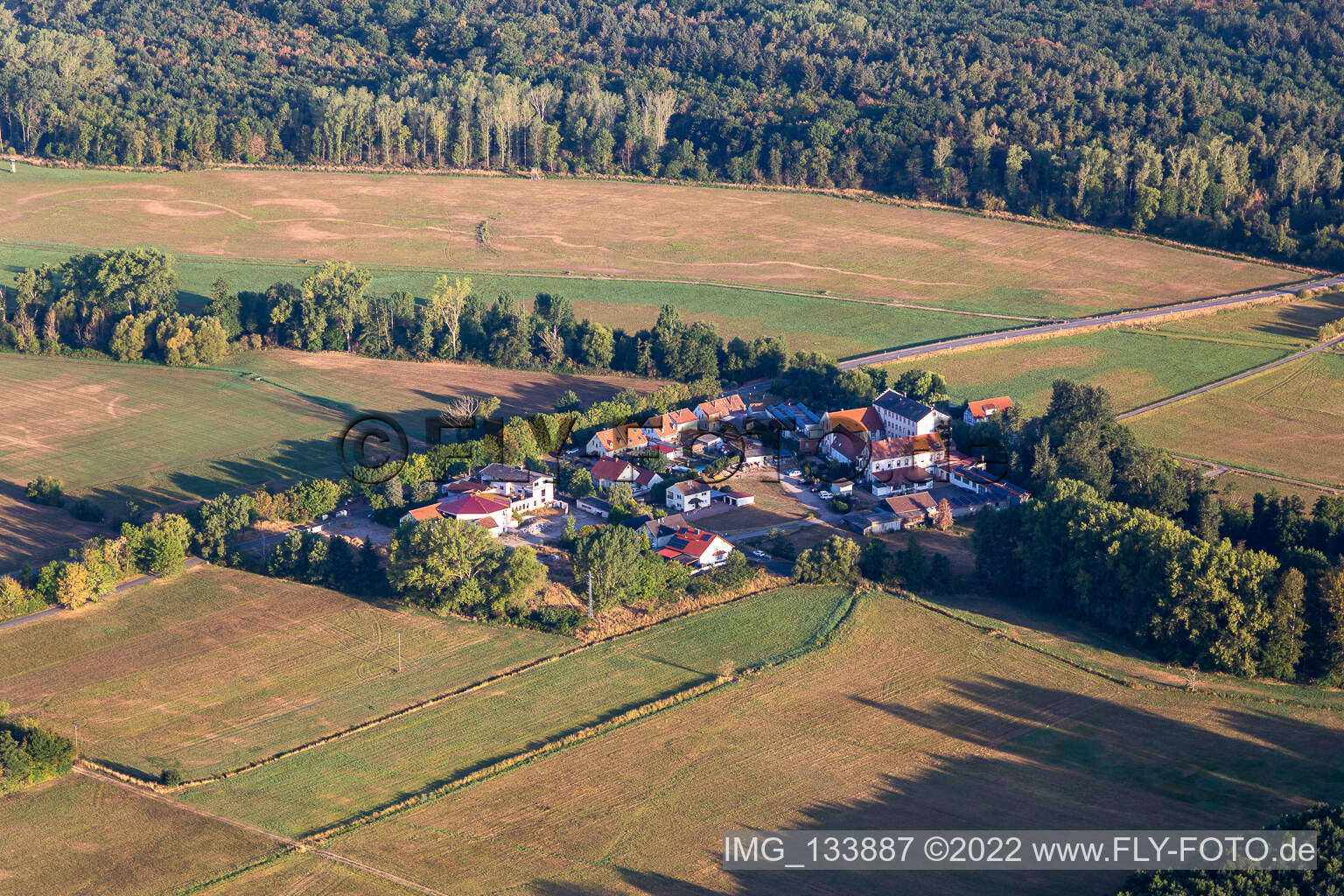 Vue aérienne de Magasin du moulin Fuchsmühle à Offenbach an der Queich dans le département Rhénanie-Palatinat, Allemagne
