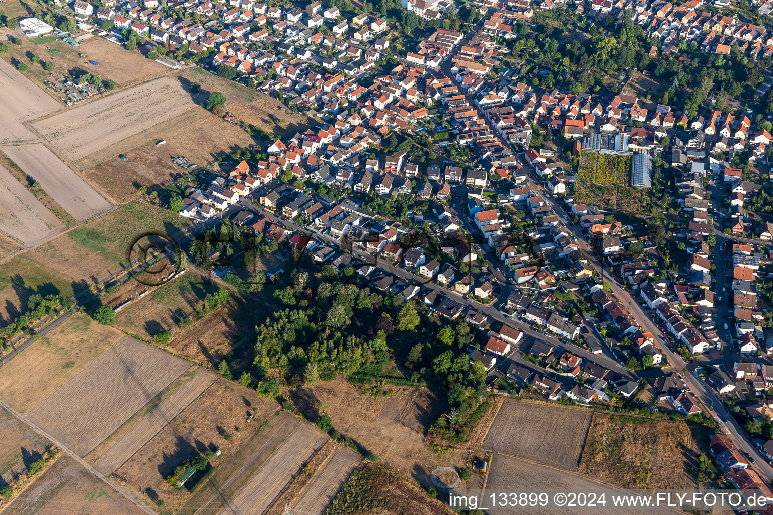 Vue aérienne de Brahmstr à le quartier Iggelheim in Böhl-Iggelheim dans le département Rhénanie-Palatinat, Allemagne