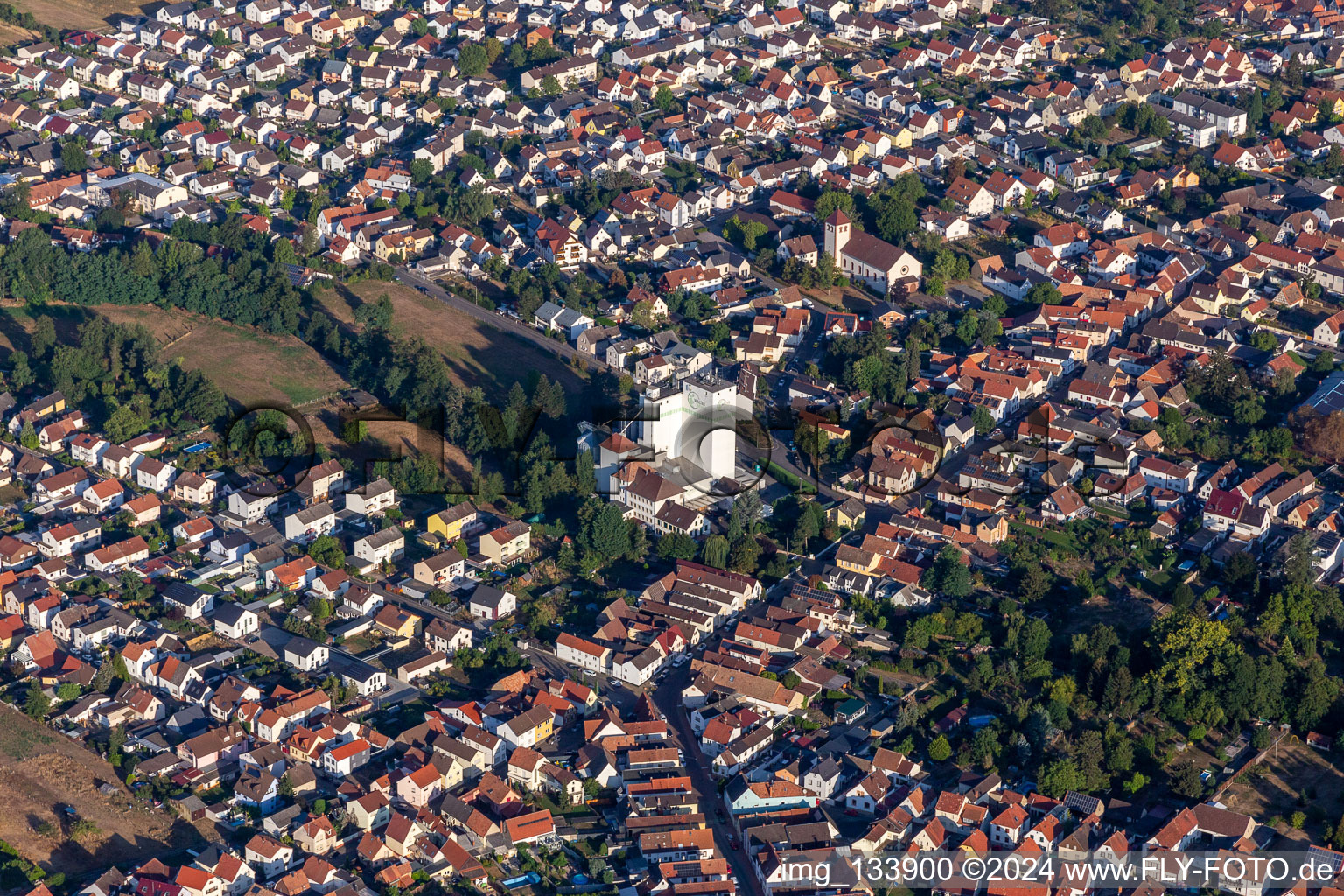 Vue aérienne de Walter Moulin à le quartier Iggelheim in Böhl-Iggelheim dans le département Rhénanie-Palatinat, Allemagne