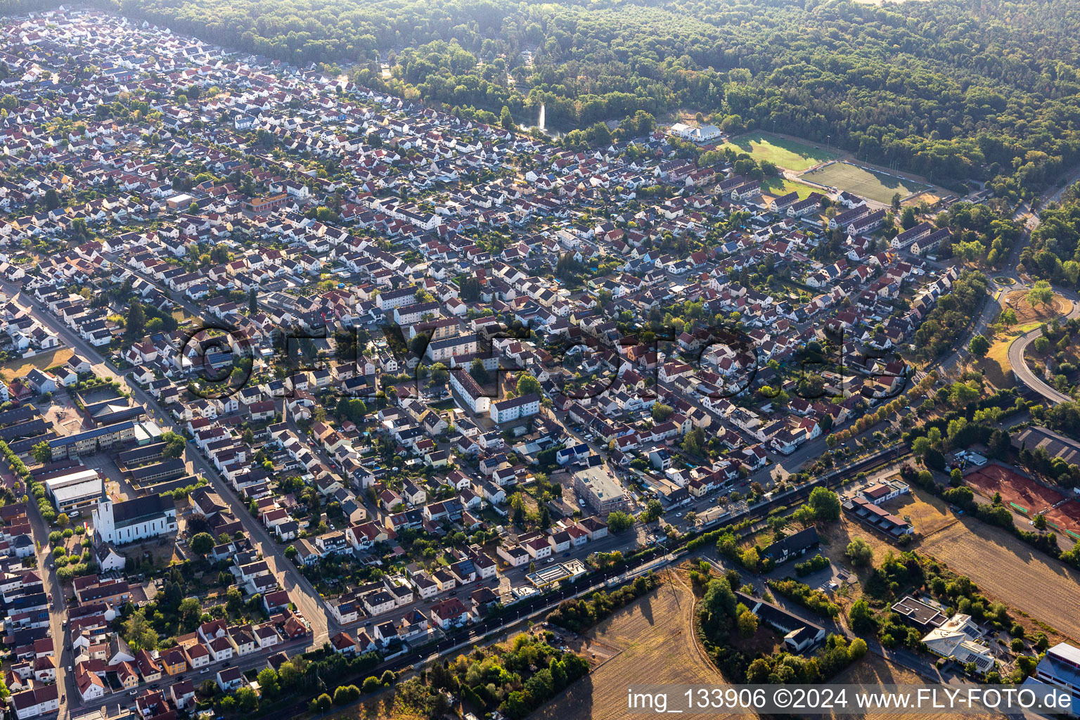 Vue aérienne de Schifferstadt dans le département Rhénanie-Palatinat, Allemagne