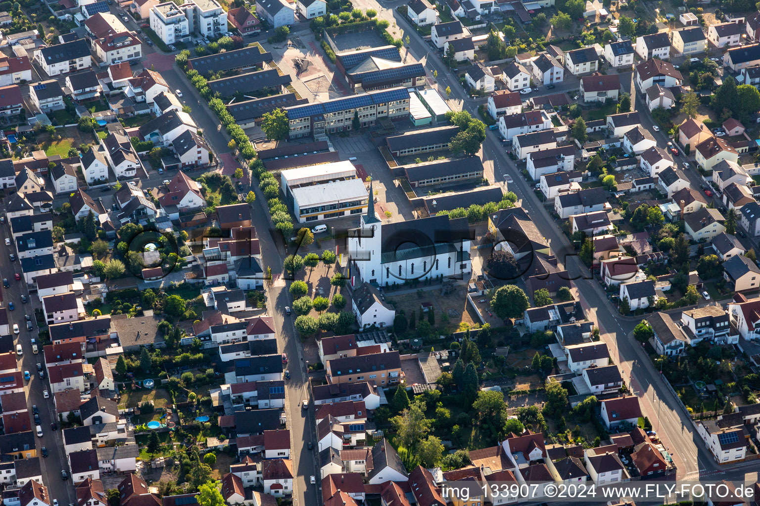 Vue aérienne de Église Saint-Laurentius, école primaire Schifferstadt Sud à Schifferstadt dans le département Rhénanie-Palatinat, Allemagne