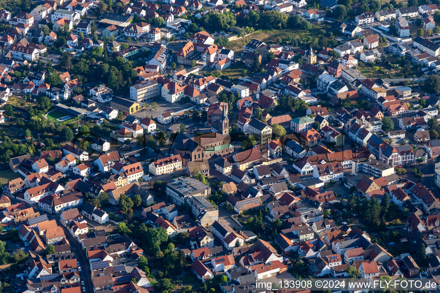 Vue aérienne de Centre paroissial catholique St. Jakobus à Schifferstadt dans le département Rhénanie-Palatinat, Allemagne