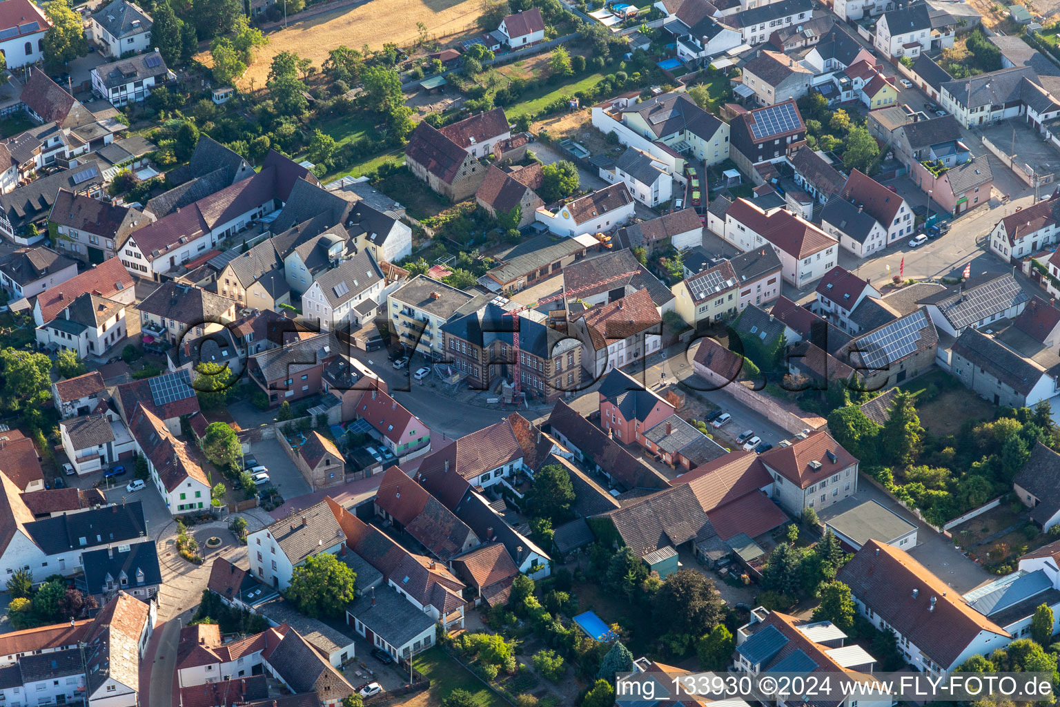 Vue aérienne de Rue Haupt à Neuhofen dans le département Rhénanie-Palatinat, Allemagne