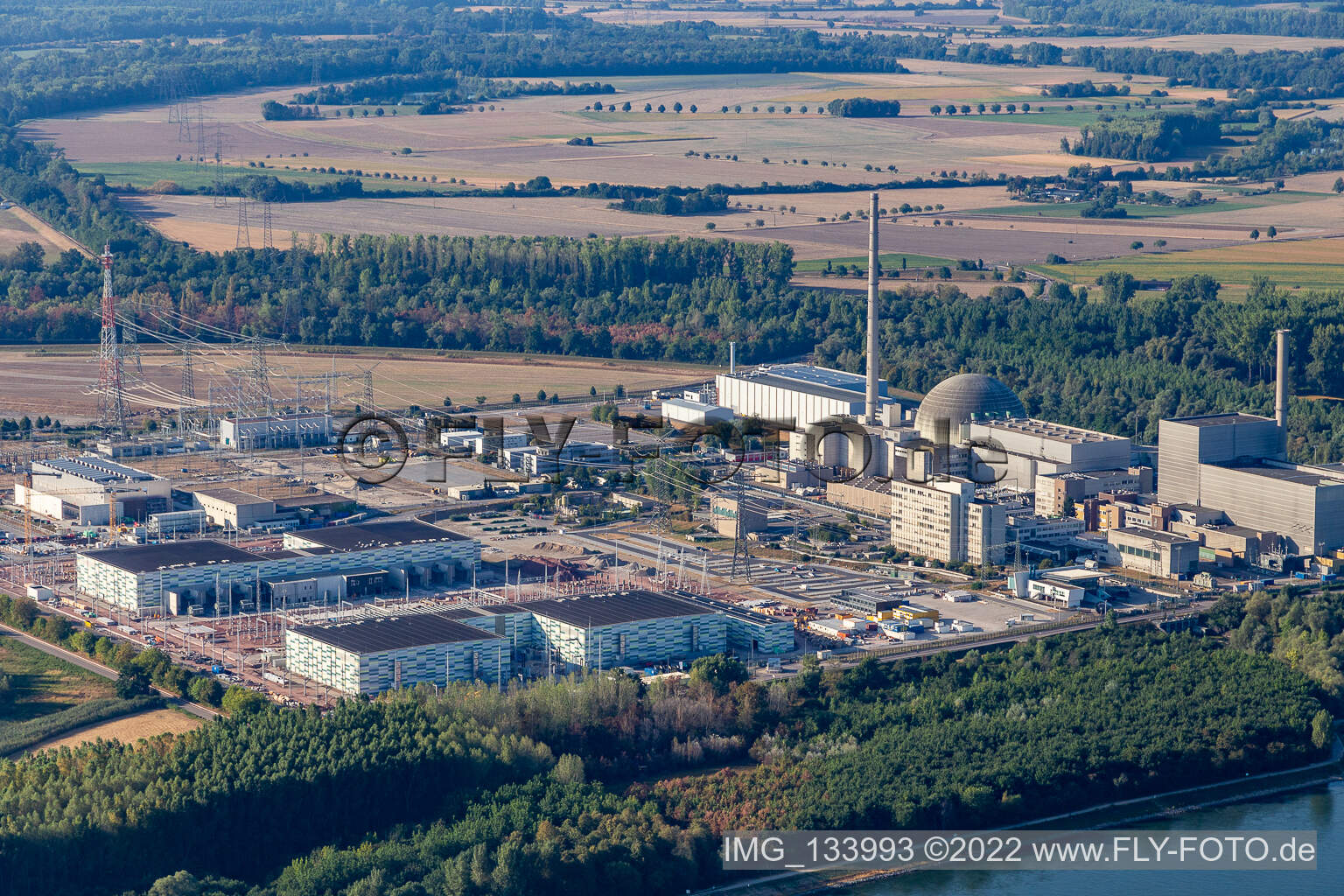 Vue aérienne de TransnetBW GmbH, sous-station à courant continu sur le site de la centrale nucléaire déclassée Philippsburg à Philippsburg dans le département Bade-Wurtemberg, Allemagne
