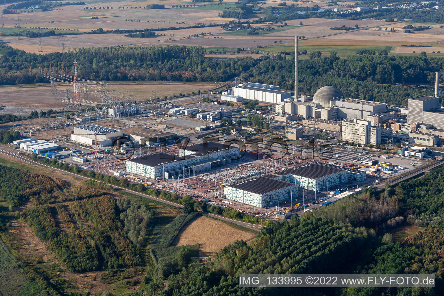 Vue oblique de TransnetBW GmbH, sous-station à courant continu sur le site de la centrale nucléaire déclassée Philippsburg à Philippsburg dans le département Bade-Wurtemberg, Allemagne