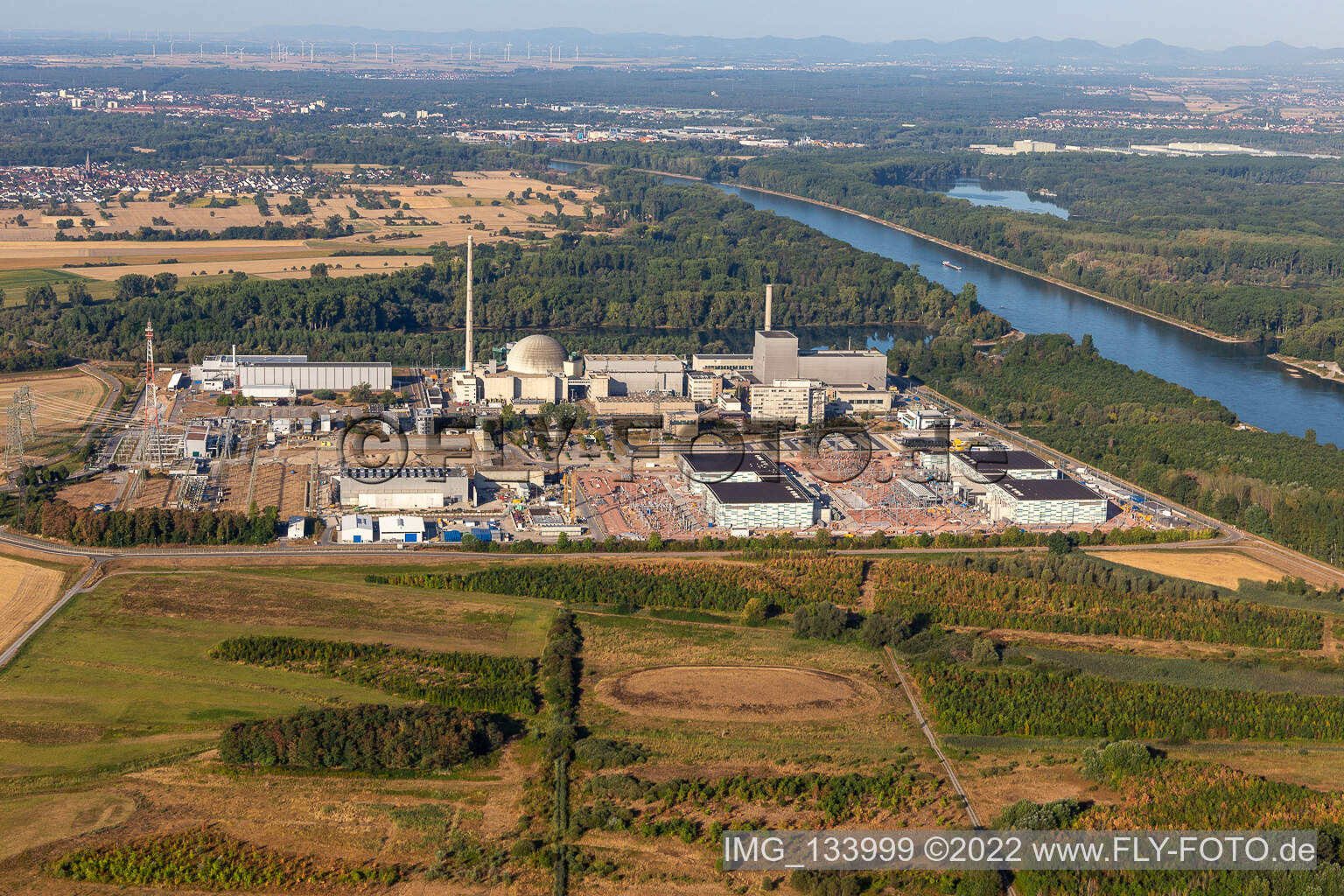 TransnetBW GmbH, sous-station à courant continu sur le site de la centrale nucléaire déclassée Philippsburg à Philippsburg dans le département Bade-Wurtemberg, Allemagne vue d'en haut