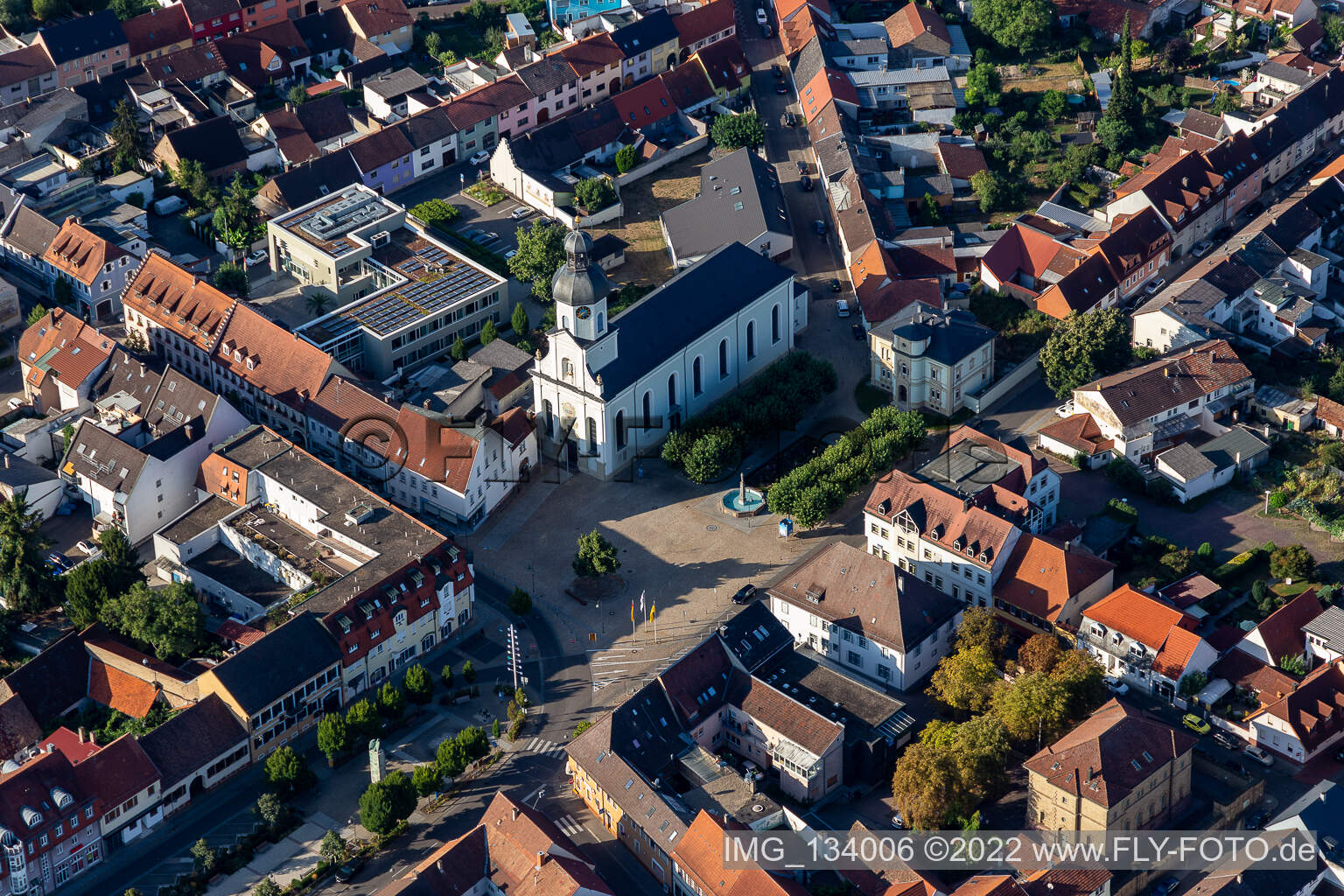 Vue aérienne de L'église St. marie à Philippsburg dans le département Bade-Wurtemberg, Allemagne