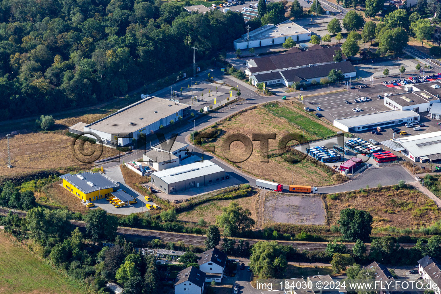 Vue aérienne de Zone commerciale de la Lauterburger Straße à Kandel dans le département Rhénanie-Palatinat, Allemagne