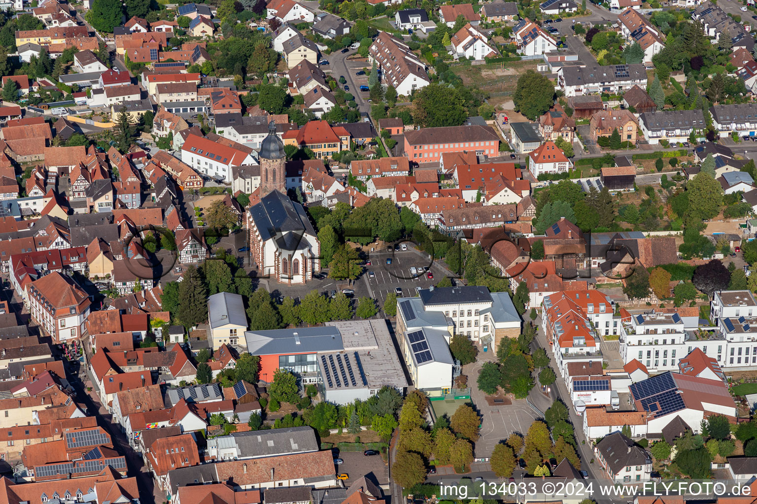 Vue aérienne de Place du marché de l'école primaire Stadthalle Église St. Georg à Kandel dans le département Rhénanie-Palatinat, Allemagne