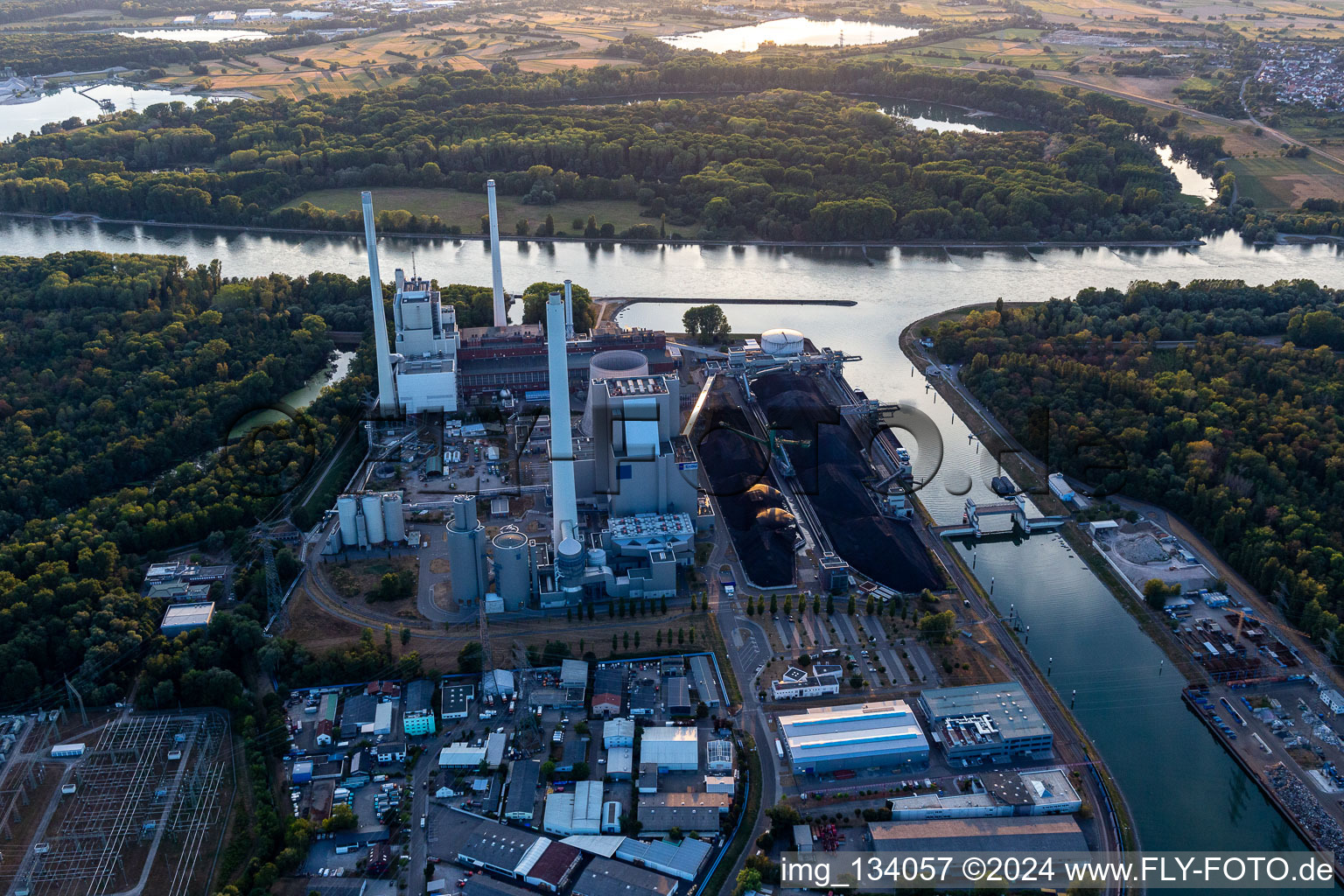 Vue aérienne de EnBW Energie Baden-Württemberg AG, centrale à vapeur de Rheinhafen Karlsruhe à le quartier Daxlanden in Karlsruhe dans le département Bade-Wurtemberg, Allemagne