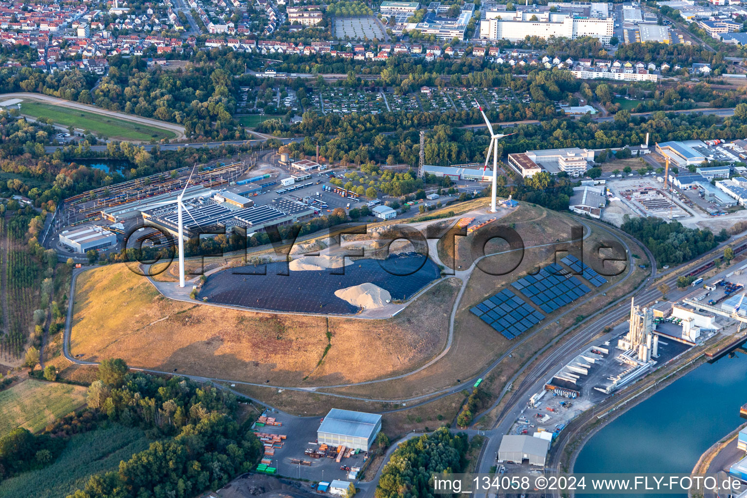 Vue aérienne de Décharge Ouest (Energieberg) à le quartier Knielingen in Karlsruhe dans le département Bade-Wurtemberg, Allemagne