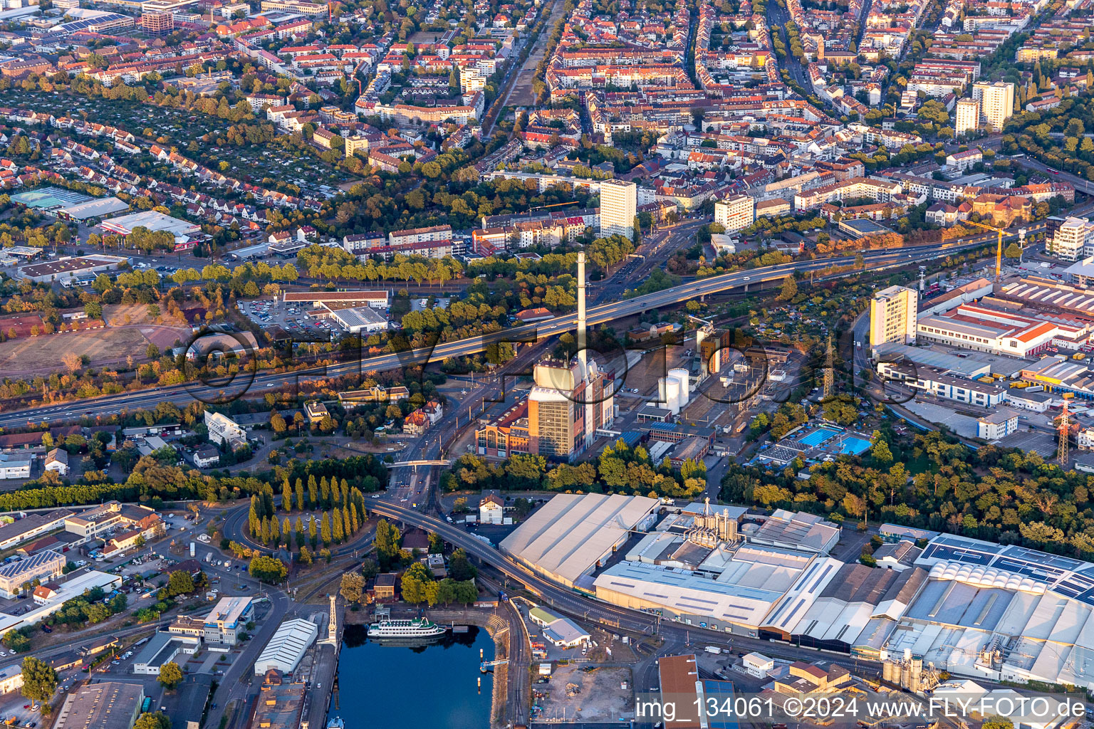 Vue aérienne de Centrale thermique de l'Ouest à le quartier Mühlburg in Karlsruhe dans le département Bade-Wurtemberg, Allemagne