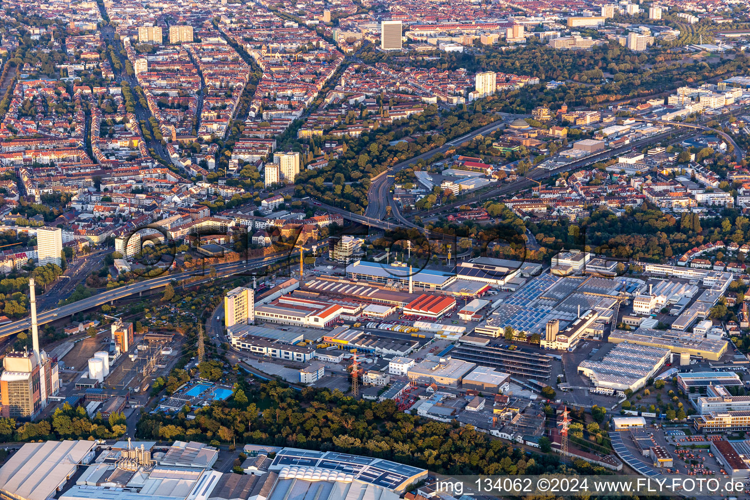 Vue aérienne de Michelin Reifenwerke AG & Co. KgaA à le quartier Grünwinkel in Karlsruhe dans le département Bade-Wurtemberg, Allemagne