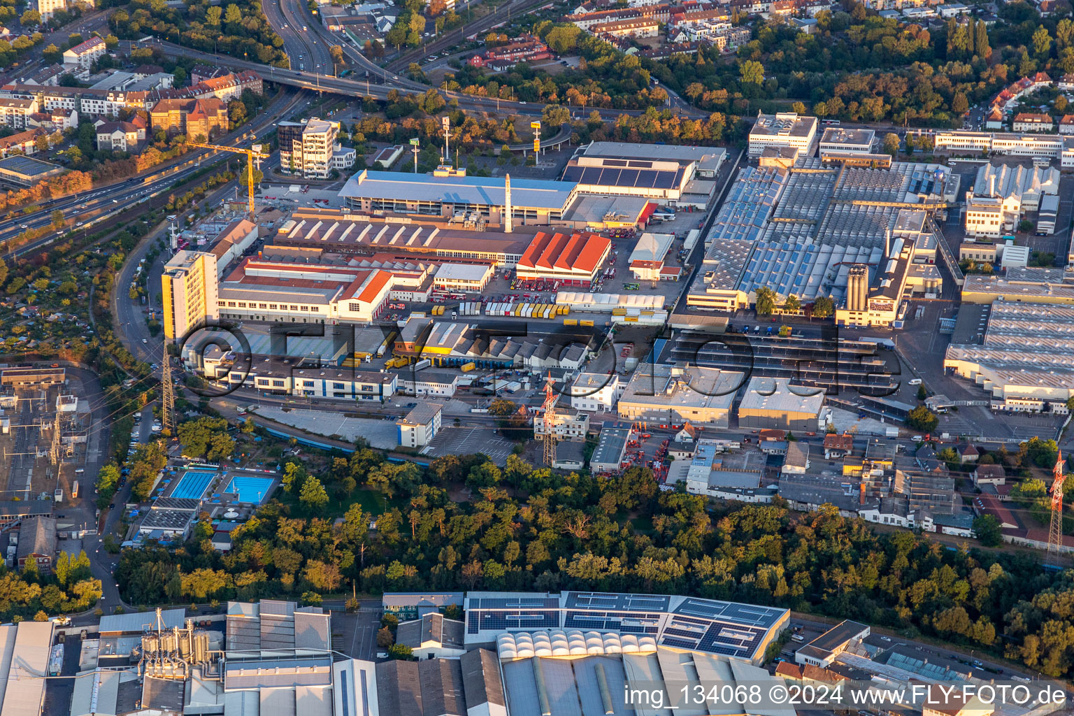 Vue aérienne de Michelin Reifenwerke AG & Co. KgaA à le quartier Grünwinkel in Karlsruhe dans le département Bade-Wurtemberg, Allemagne